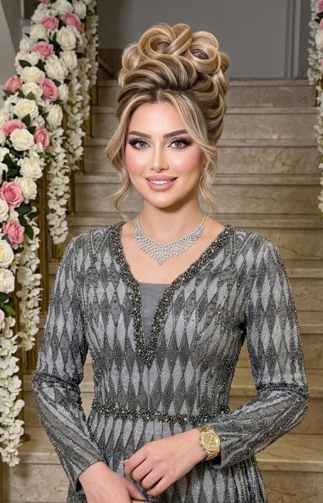 فستان "لَمَار" الرمادي الفاخر  شك يدوي وتطريز هندسي براق