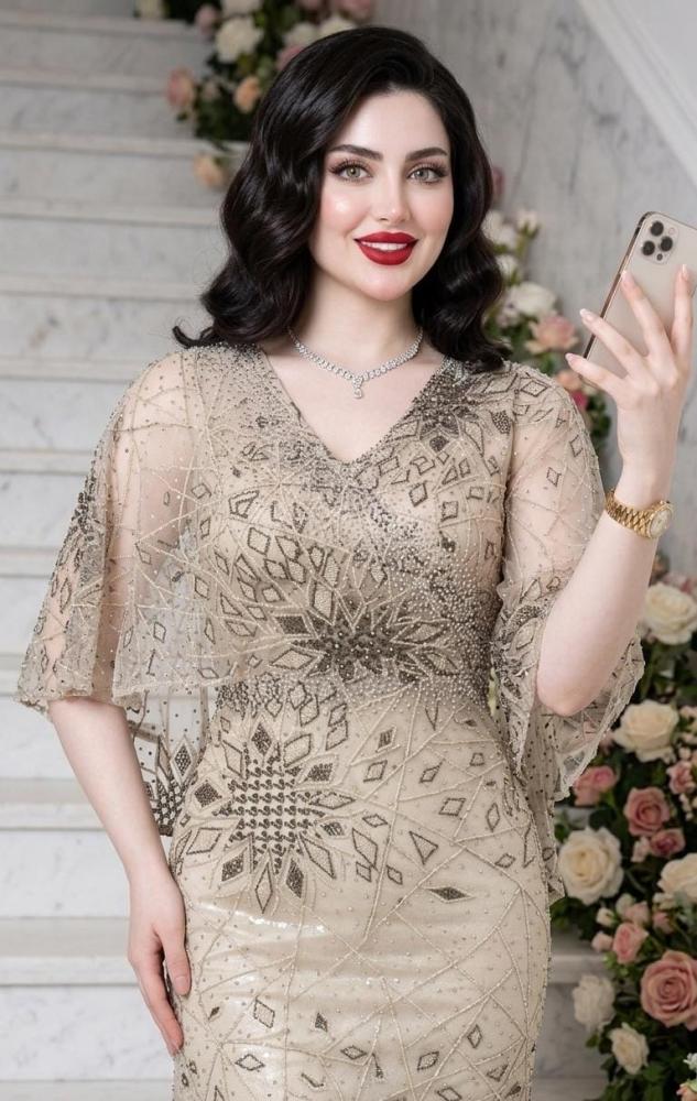 فستان سهرة ذهبي ملكي بتطريز فاخر وأكمام شفافة انسيابية