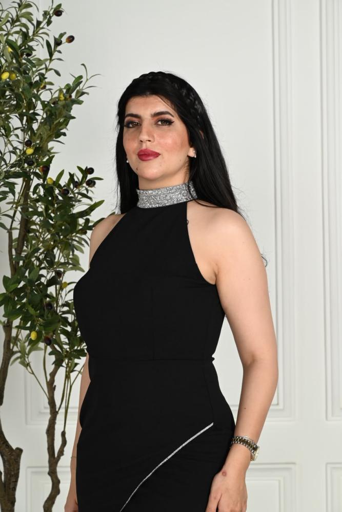 فستان سهرة أسود ناعم بياقة هولتر مرصعة وكريستال مائل بفتحة جانبية