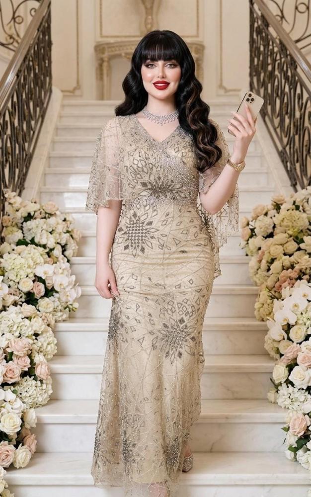 فستان سهرة ذهبي ملكي بتطريز فاخر وأكمام شفافة انسيابية