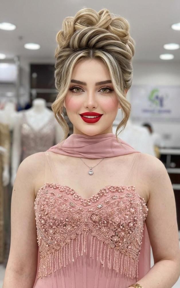 فستان سهرة وردي بتطريز كريستالي وكاب شيفون جانبي