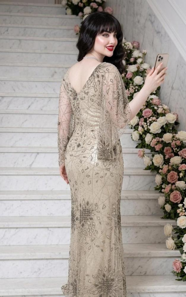 فستان سهرة ذهبي ملكي بتطريز فاخر وأكمام شفافة انسيابية