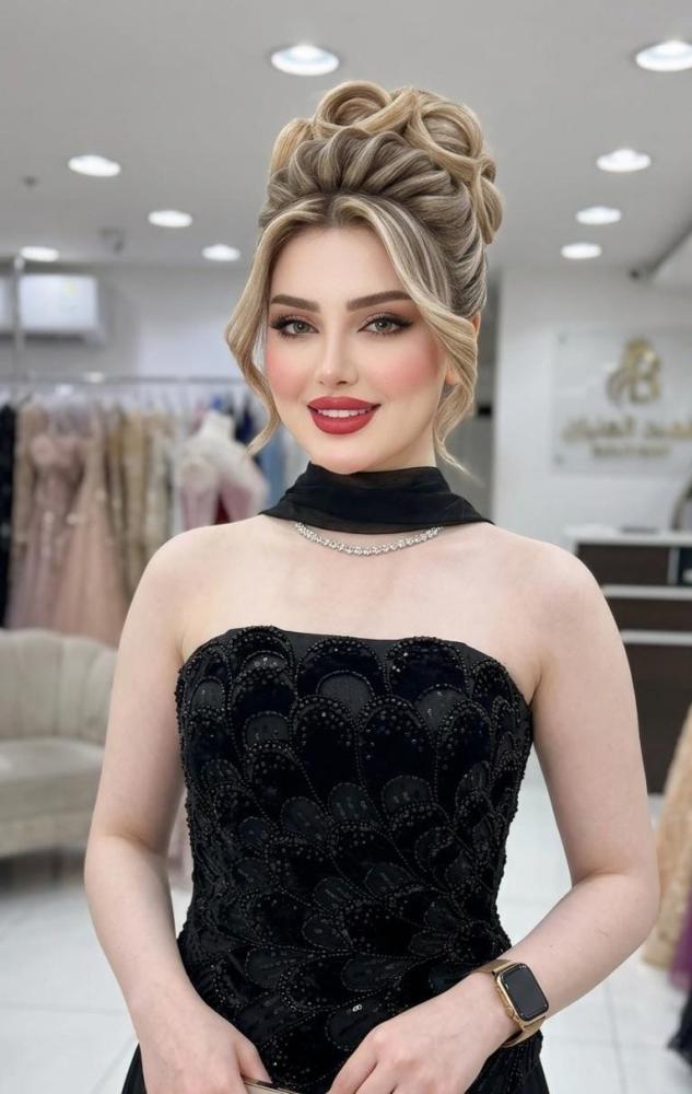 فستان سهرة أسود بكورسيه قطيفة مطرزة وتنورة شيفون