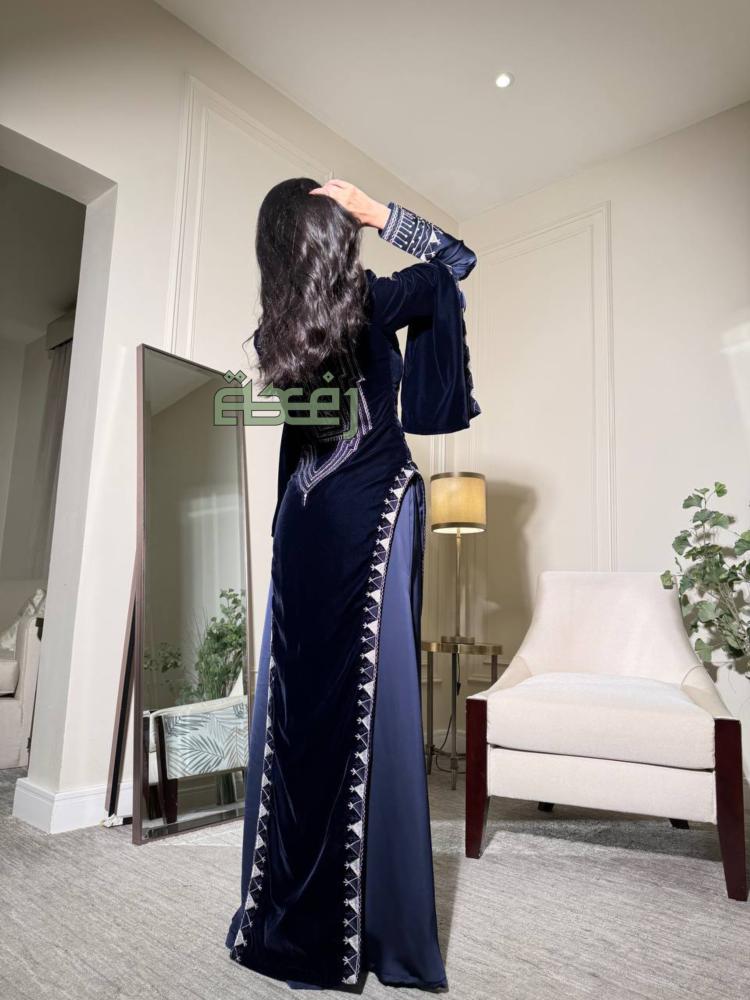 فستان سهرة بحضور أنيق وتصميم متوازن