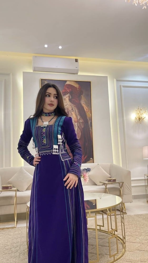 فستان سهرة بلمسة فاخرة وتصميم راقٍ|150