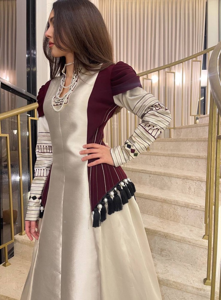 فستان سهرة بحضور أنيق وتصميم متوازن