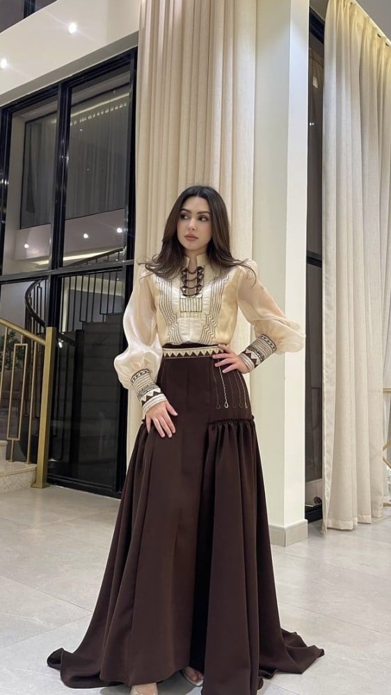 فستان سهرة بتصميم بسيط وأناقة راقية