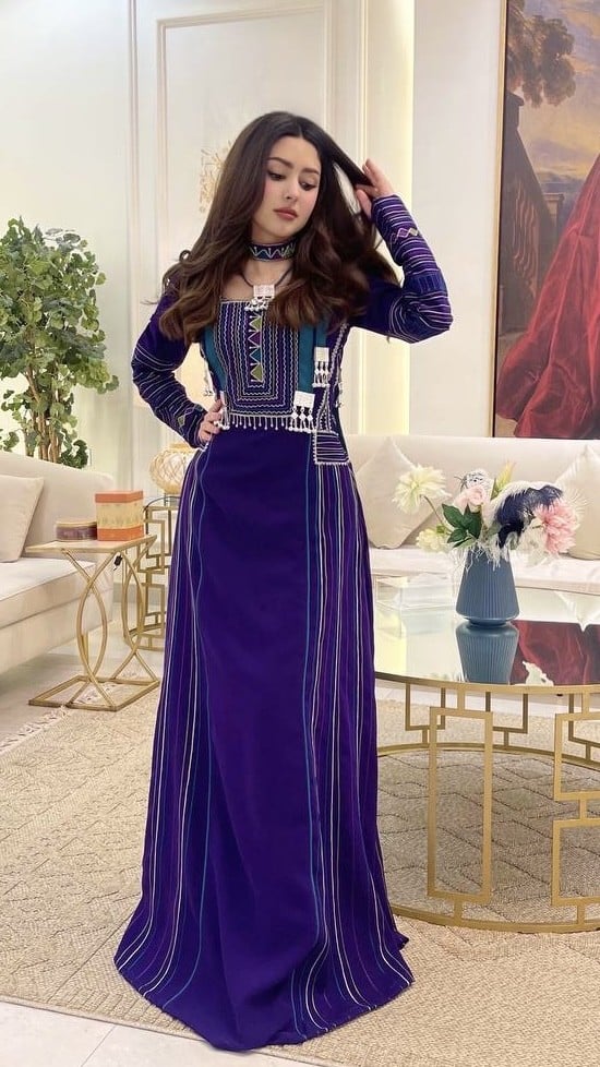 فستان سهرة بلمسة فاخرة وتصميم راقٍ|150