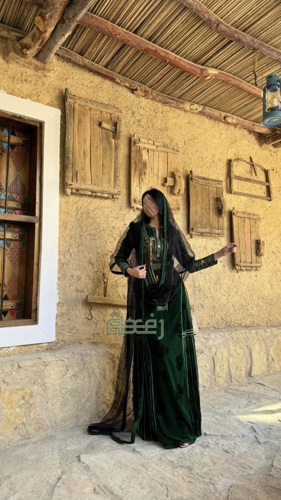 فستان سهرة بطابع هادئ يناسب الذوق الأنيق