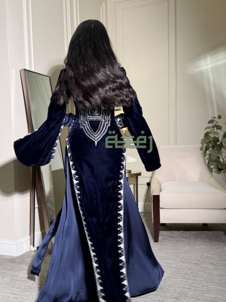 فستان سهرة بحضور أنيق وتصميم متوازن