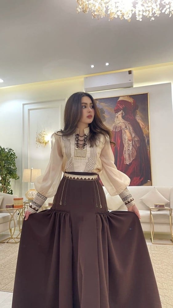 فستان سهرة بتصميم بسيط وأناقة راقية|151