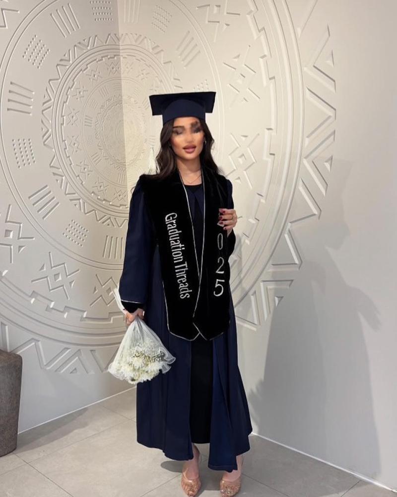 عباية تخرج موديل كلاسيك لون كحلي وأسود