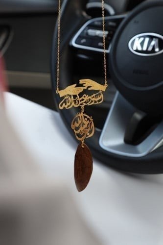 تعليقه سياره يدين بالاسم مطليه بالذهب مع البخور