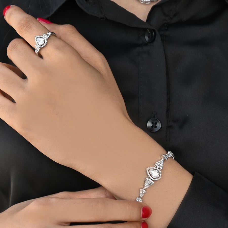 طقم زركون مميز بتصميم مروحي فاخر