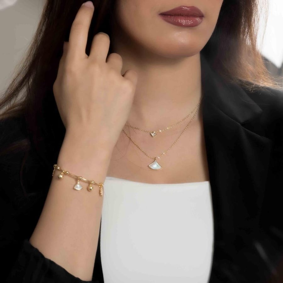 طقم المجوهرات يحتوي على سلسال دورين و سواره بتعليقه و خلخال سراميك