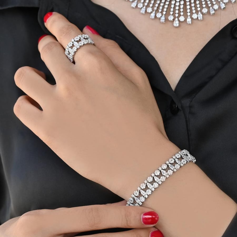 طقم زركون عصري بتصميم أنيق ولمعة فاخرة