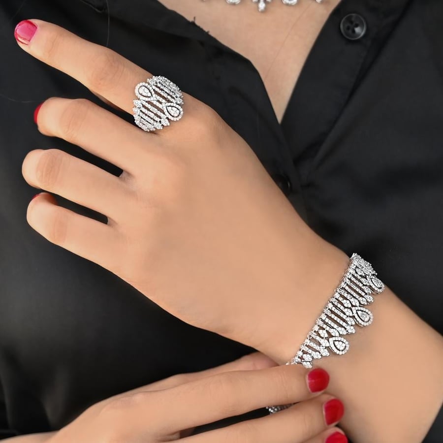 طقم زركون عصري بتصميم أنيق ولمعة فاخرة