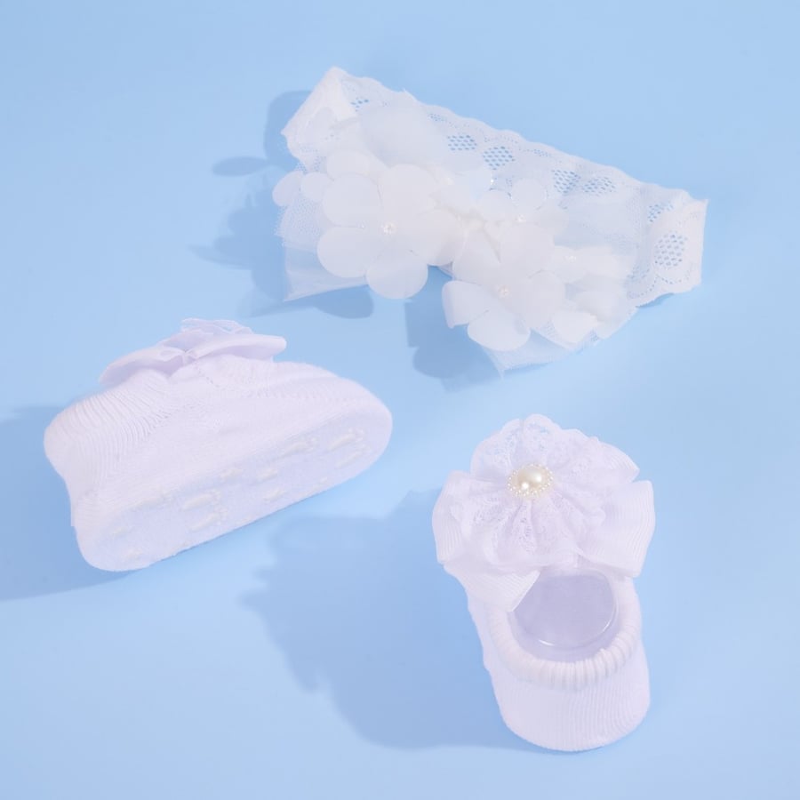 Children's set from Albaro includes socks and hair tie