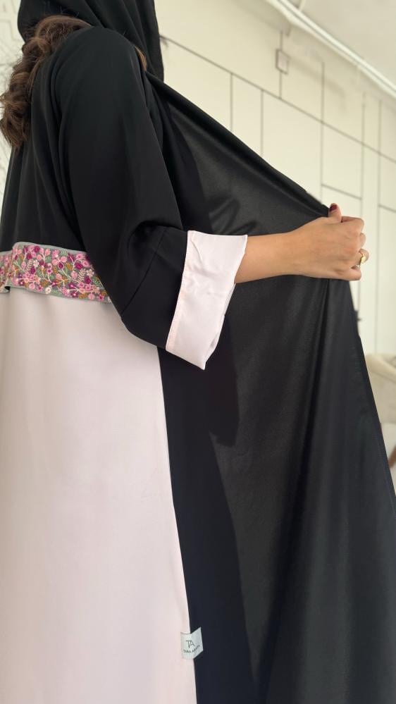 عبايه سوداء من الخلف وردي