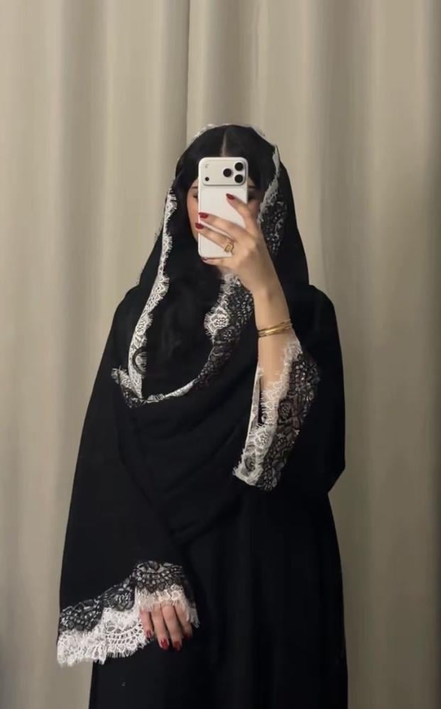 عبايه دانتيل بلونين