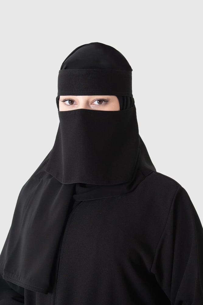نقاب قصير مطاط مايل بتصميم عملي