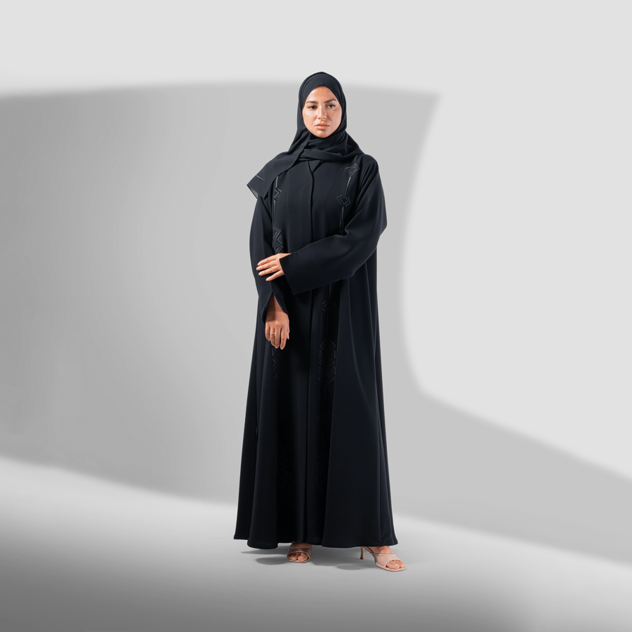 عباية مطرزة سوداء من قماش الكريب