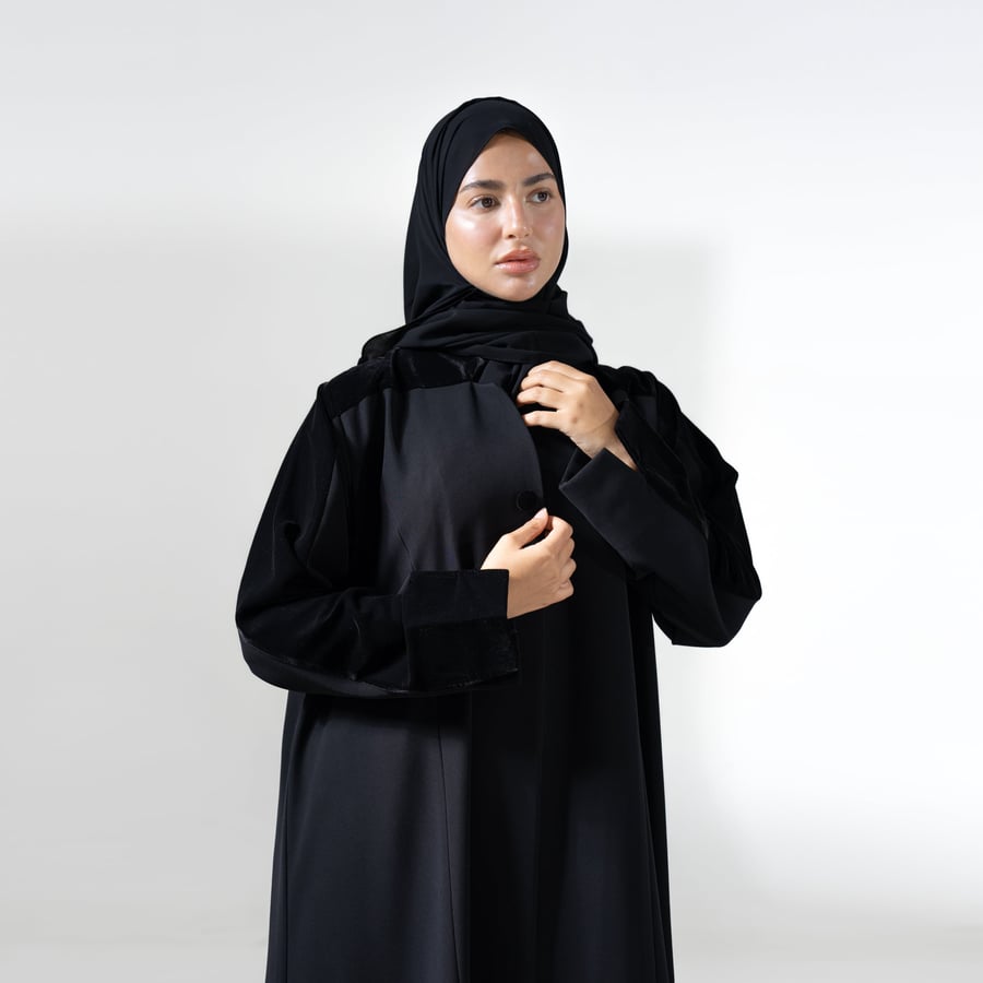 عباية شتوي من قماش الكريب باربي مع المخمل