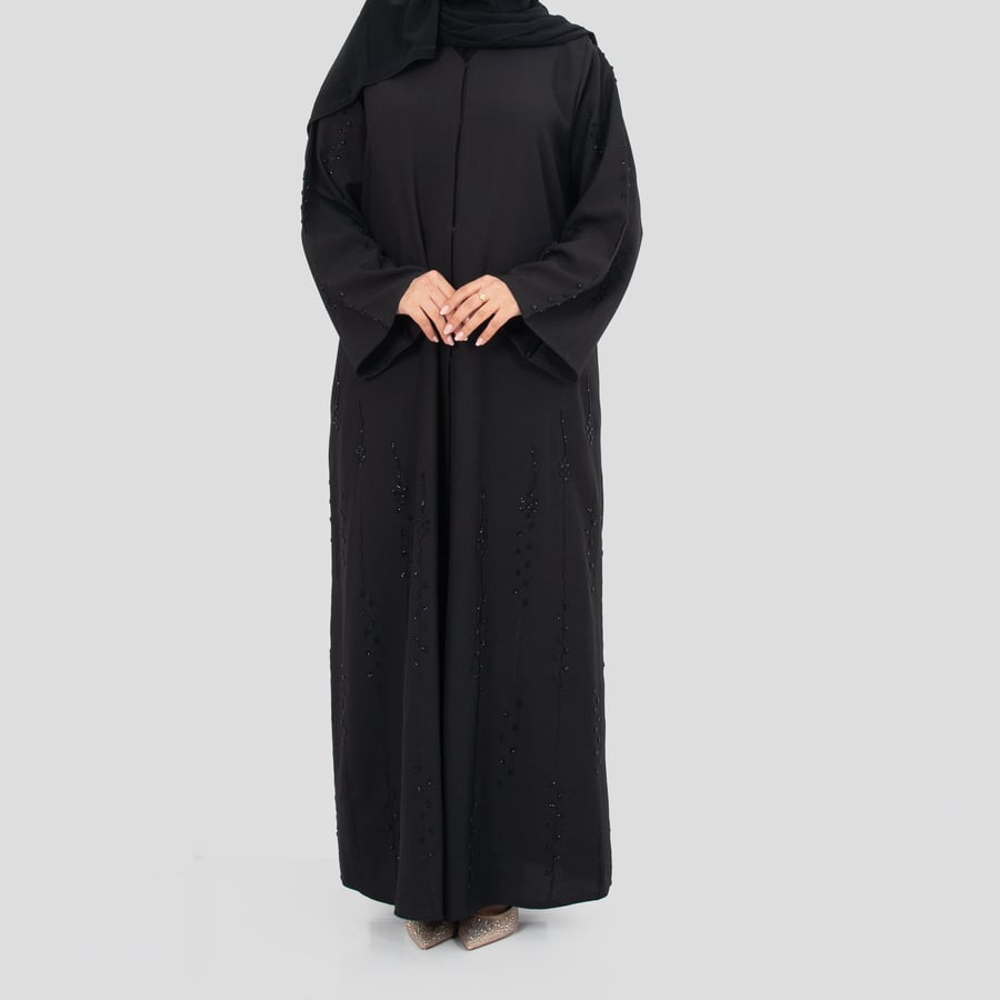 عباية من الكريب مزينة بتطريز ناعم