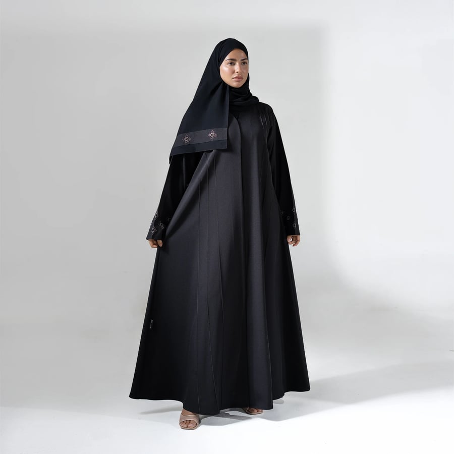 عباية كلوش من الكريب مطرزة