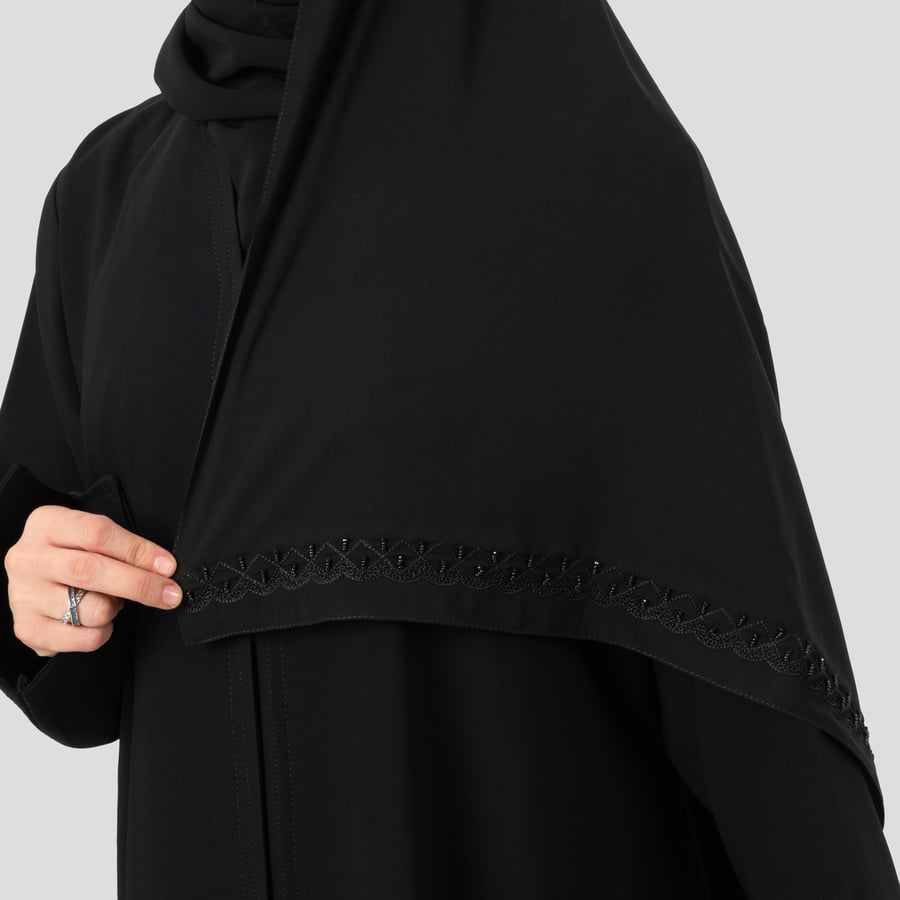 طرحة مطرزة في الطرف