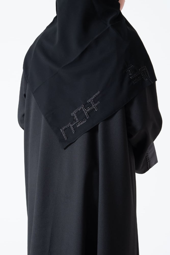 عباية من الكريب مطرزة