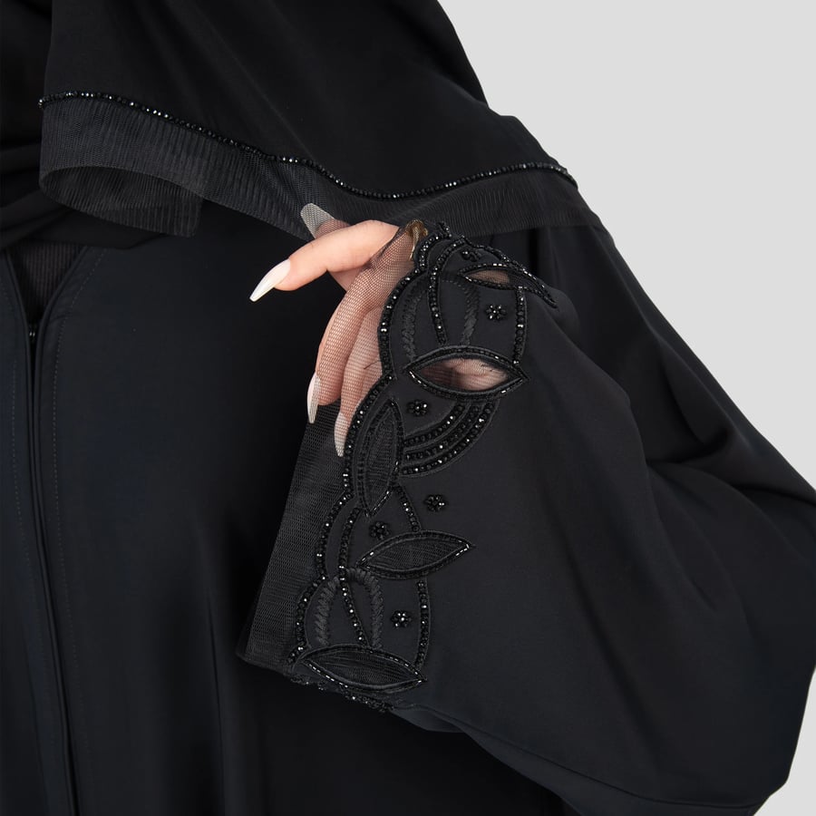 عباية كلوش ناعمة من الحرير مطرزة