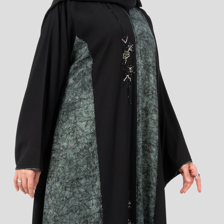 عباية من الكريب الفاخر مطرزة