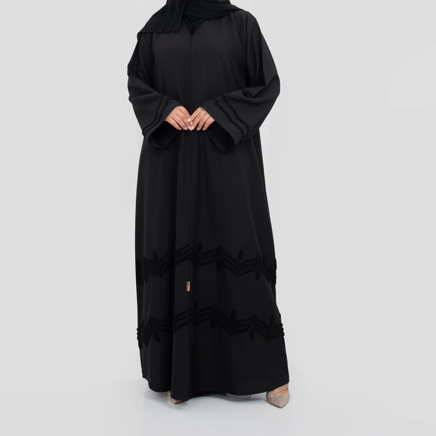 عباية من الكريب مطرزة