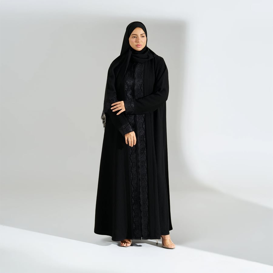 عباية كريب مقلم مع الدانتيل
