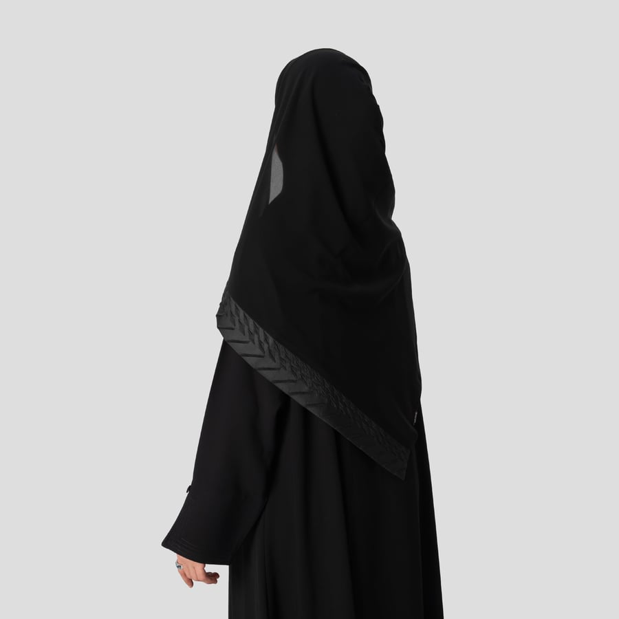 طرحة مطرزة في الطرف