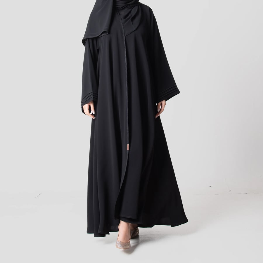 الصورة الرئيسية عباية شادر M5587 دبل كلوش لف سوداء من الأمام