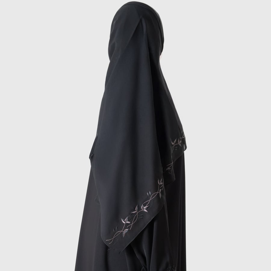 طرحة مطرزة في الطرف