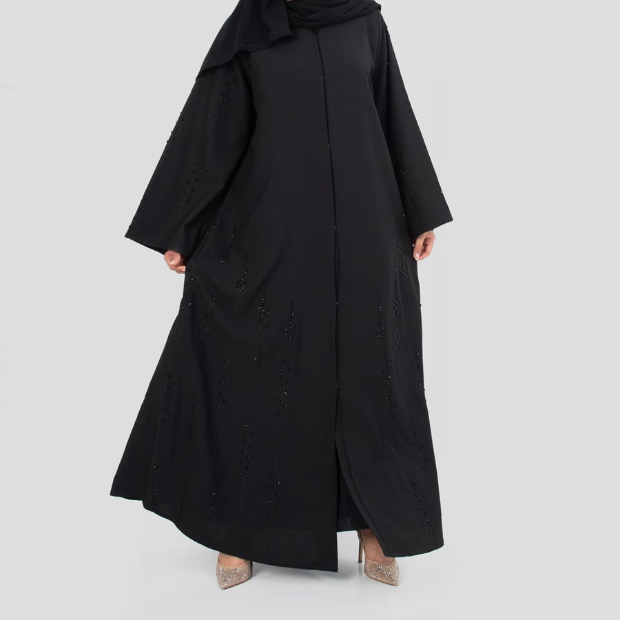 عباية من الكريب مزينة بتطريز ناعم