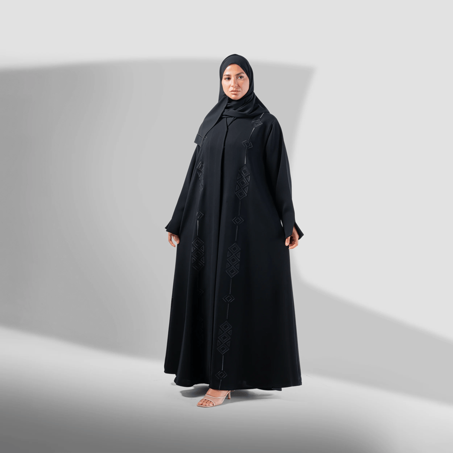 عباية مطرزة سوداء من قماش الكريب