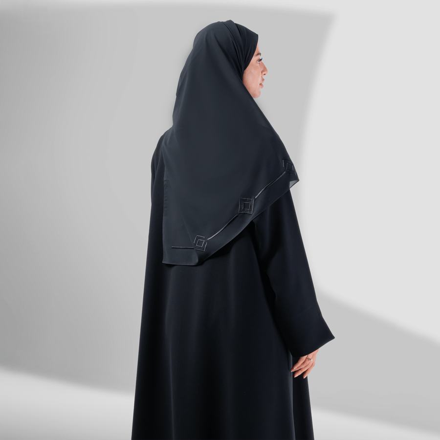 عباية مطرزة سوداء من قماش الكريب