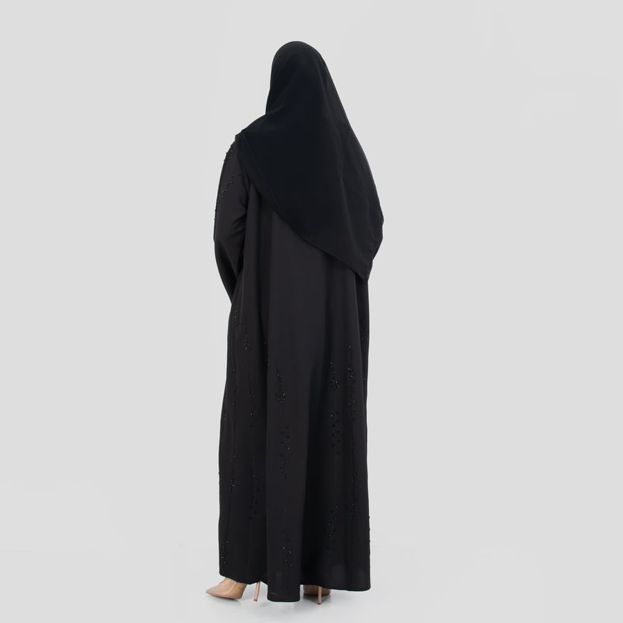عباية من الكريب مزينة بتطريز ناعم