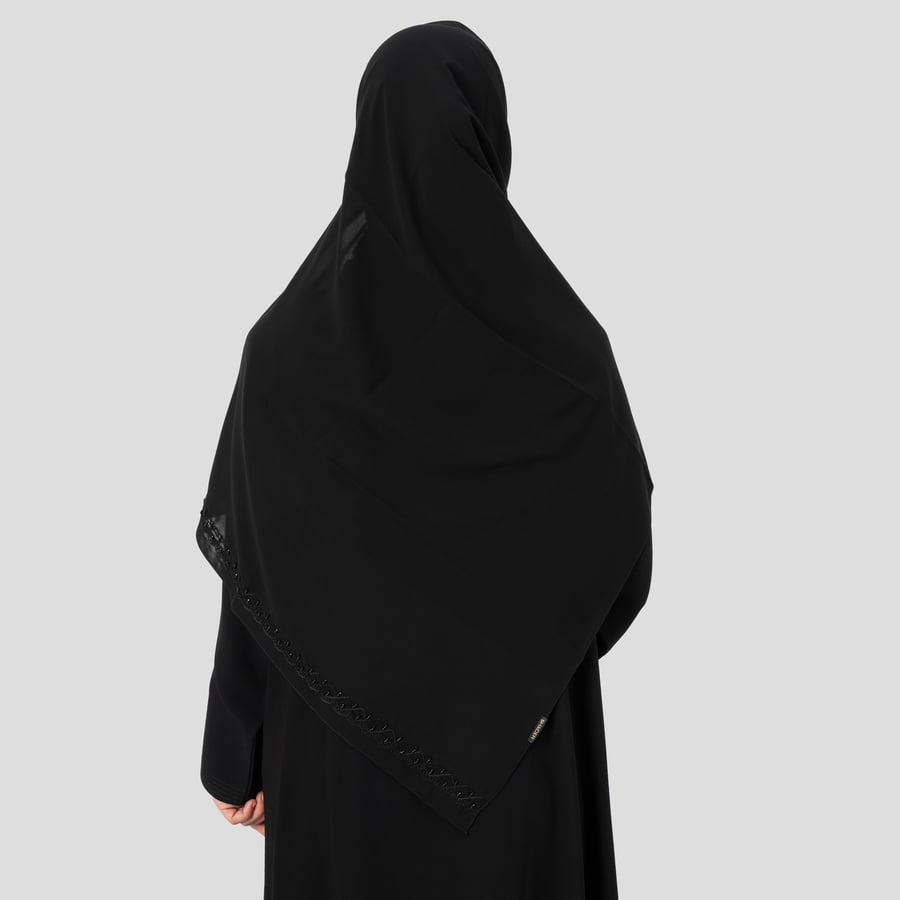 طرحة مطرزة في الطرف