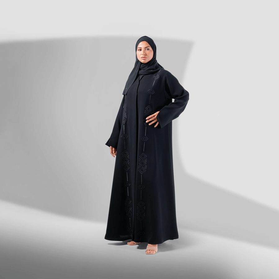عباية مطرزة سوداء من قماش الكريب
