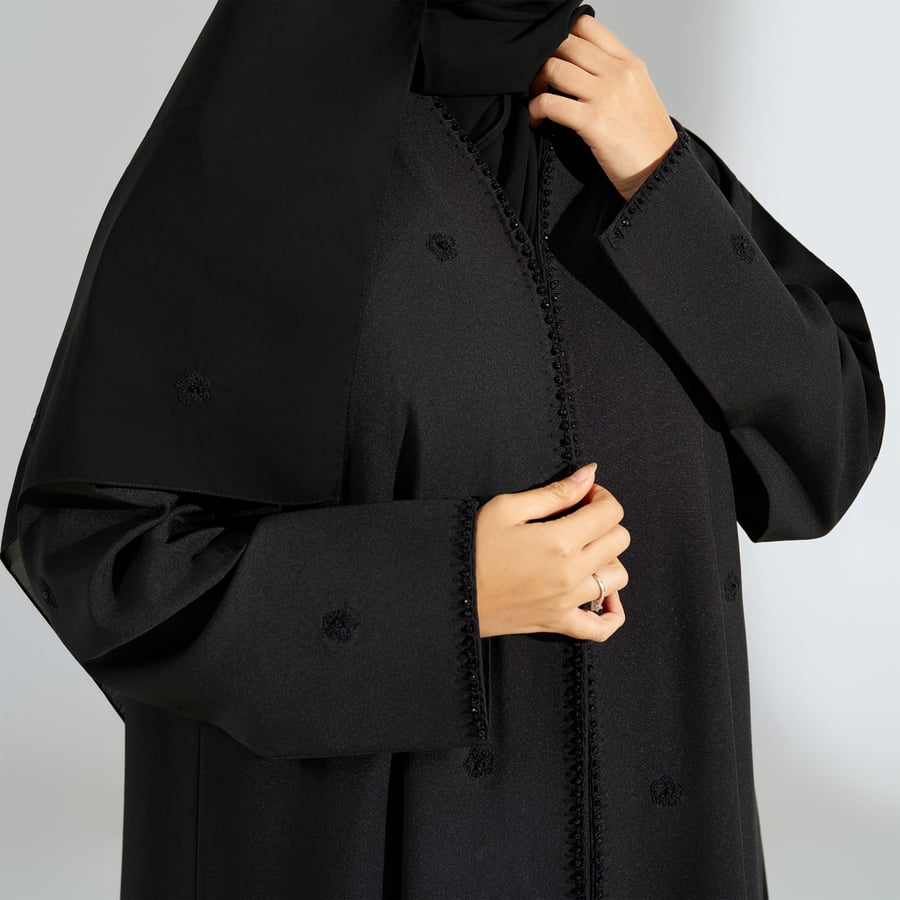 عباية من الكريب مطرزة