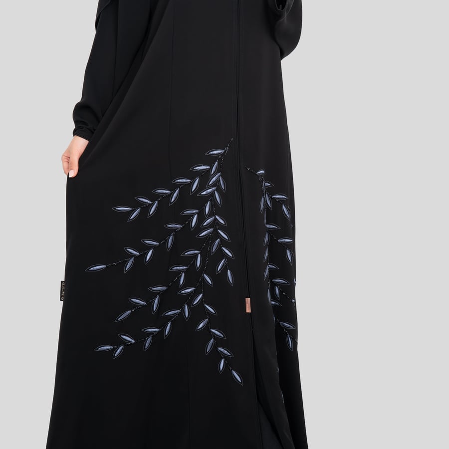عباية ناعمة من الحرير مطرزة