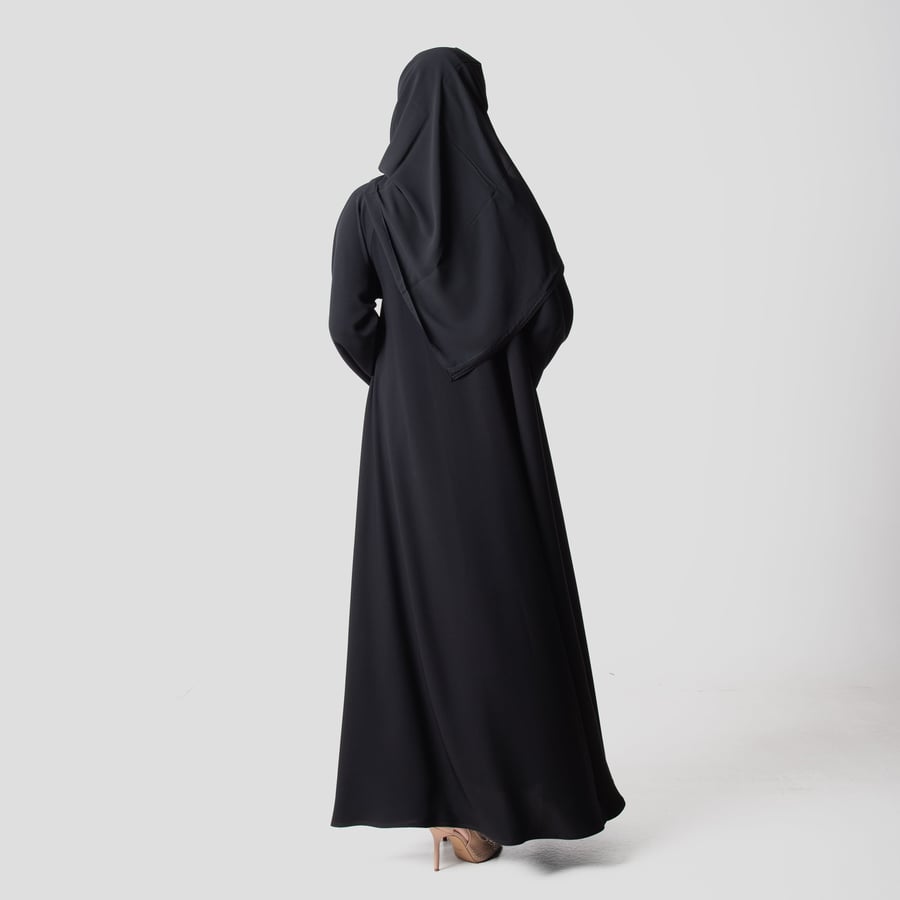 الطرحة المجانية المرفقة مع عباية M5587 السوداء