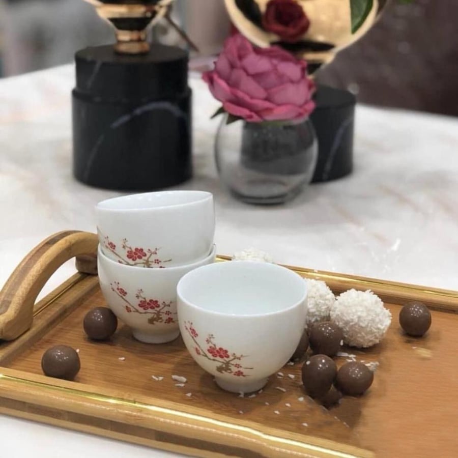 طقم فناجين قهوة وتقديم باللون الابيض مع زهور الكرز الربيعية (6 حبات) خيارك المثالي لضيافة أنيقة