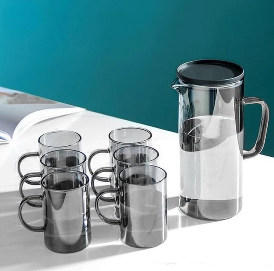 A cylindrical gray jacket set and 6 glass cups