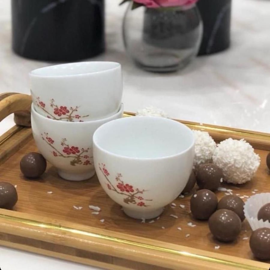 طقم فناجين قهوة وتقديم باللون الابيض مع زهور الكرز الربيعية (6 حبات) خيارك المثالي لضيافة أنيقة